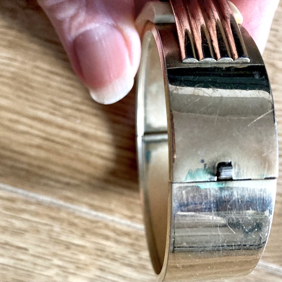 VINTAGE Bangle with Unique Bakelite Buckle Design. Hinge Lock for Easy On + Off - Picture 7 of 8